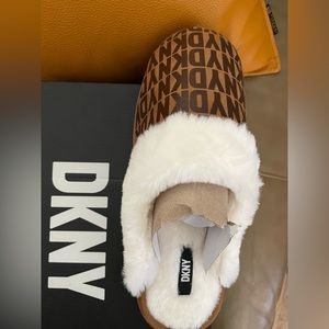 DKNY Jagner Slipper mule Wagner logo womens micro-sued cognac  size 9, NWT